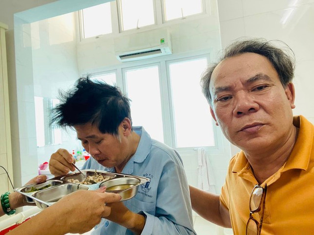 Hình ảnh mới nhất của Phước Sang sau cơn đột quỵ Hinh anh moi nhat cua Phuoc Sang sau con dot quy