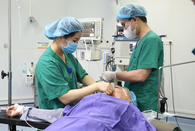 Cụ ông phục hồi tốt sau 3 ngày mổ cắt ung thư đại tràng Cu ong phuc hoi tot sau 3 ngay mo cat ung thu dai trang