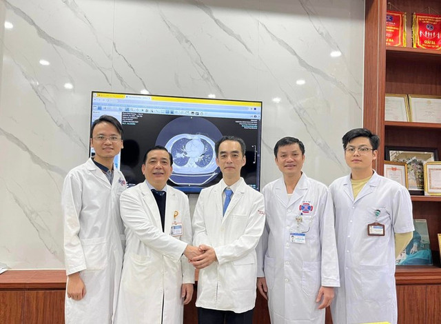 Phẫu thuật nội soi 1 cổng cho bệnh nhân ung thư phổi Phau thuat noi soi 1 cong cho benh nhan ung thu phoi