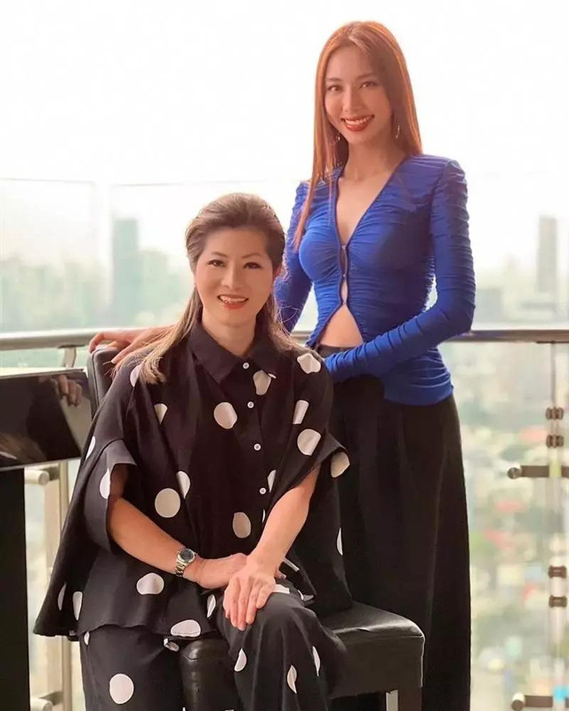 Chỉ 1 hành động cho thấy Thùy Tiên được chủ tịch Nawat 'cưng hơn trứng' - Hình 9 Chi 1 hanh dong cho thay Thuy Tien duoc chu tich Nawat 'cung hon trung'-Hinh-9