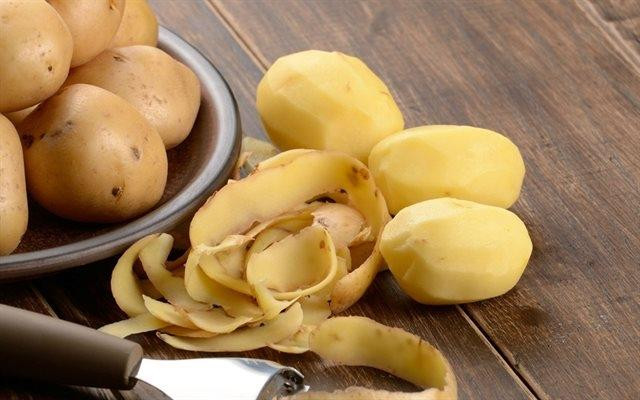 6 tác dụng cực tốt của vỏ khoai tây đến giờ vẫn ít người biết - Hình 2 6 tac dung cuc tot cua vo khoai tay den gio van it nguoi biet-Hinh-2