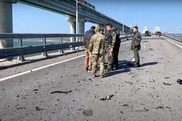 Vụ nổ cầu Crimea: Nga khẩn trương điều tra, Mỹ vẫn im lặng - Hình 2 Vu no cau Crimea: Nga khan truong dieu tra, My van im lang-Hinh-2