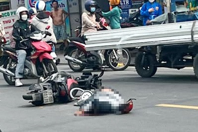 Va chạm với 2 ôtô, người đàn ông tử vong ở TP HCM Va cham voi 2 oto, nguoi dan ong tu vong o TP HCM