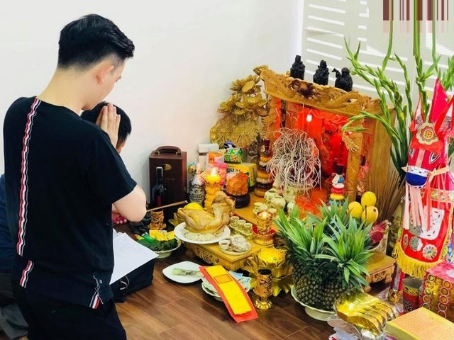 Sáng ra cứ khấn câu này để đánh thức Thần Tài, trưa lộc ào về Sang ra cu khan cau nay de danh thuc Than Tai, trua loc ao ve