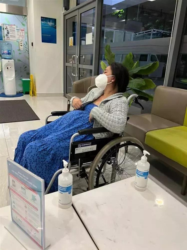 Vợ Lê Dương Bảo Lâm phải lấy dây đỡ bầu sát ngày sinh - Hình 4 Vo Le Duong Bao Lam phai lay day do bau sat ngay sinh-Hinh-4