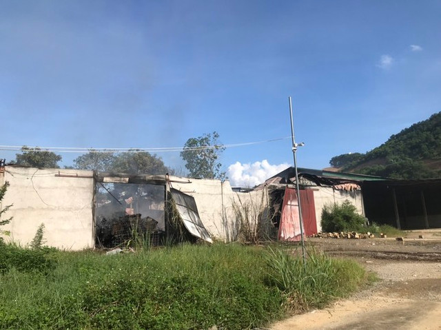 Cháy lớn ở Hòa Bình, khói lửa bao trùm nhà kho rộng gần 1.000m2 - Hình 3 Chay lon o Hoa Binh, khoi lua bao trum nha kho rong gan 1.000m2-Hinh-3