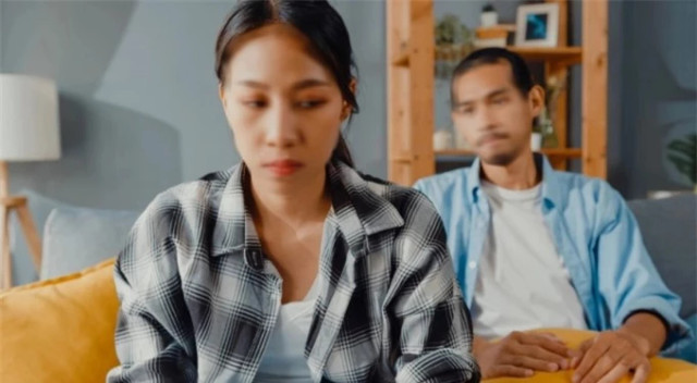 Muốn biếu tiền bà ngoại, tôi và chồng tranh cãi gay gắt Muon bieu tien ba ngoai, toi va chong tranh cai gay gat