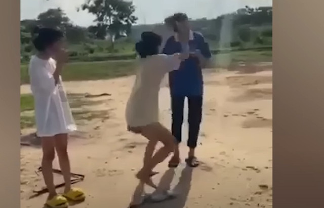 Xác minh vụ 2 nữ sinh TPHCM bị đánh, xé áo giữa kỳ thi vào 10 - Hình 2 Xac minh vu 2 nu sinh TPHCM bi danh, xe ao giua ky thi vao 10-Hinh-2