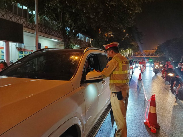 CSGT không được tùy tiện dừng xe, khám người vi phạm - Hình 2 CSGT khong duoc tuy tien dung xe, kham nguoi vi pham-Hinh-2