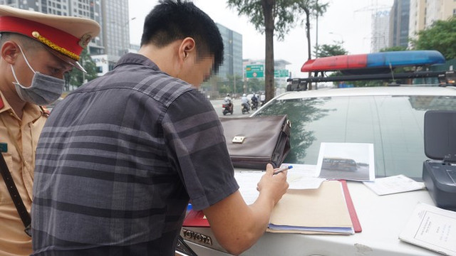 CSGT không được tùy tiện dừng xe, khám người vi phạm - Hình 3 CSGT khong duoc tuy tien dung xe, kham nguoi vi pham-Hinh-3