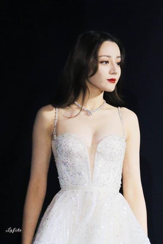 Địch Lệ Nhiệt Ba cũng có lúc khiến fan "ngã ngửa" vì ảnh xấu - Hình 4 Dich Le Nhiet Ba cung co luc khien fan