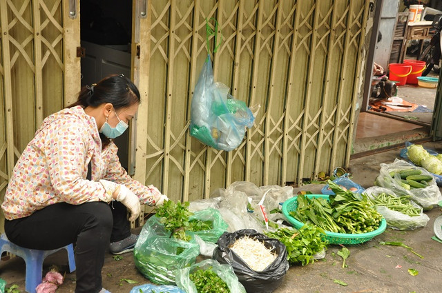 Đi chợ thời COVID-19: Rau xanh đắt hơn thịt bò, hương liệu xông "cắt cổ" - Hình 3 Di cho thoi COVID-19: Rau xanh dat hon thit bo, huong lieu xong