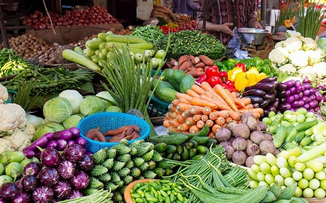 Đi chợ thời COVID-19: Rau xanh đắt hơn thịt bò, hương liệu xông "cắt cổ" - Hình 4 Di cho thoi COVID-19: Rau xanh dat hon thit bo, huong lieu xong