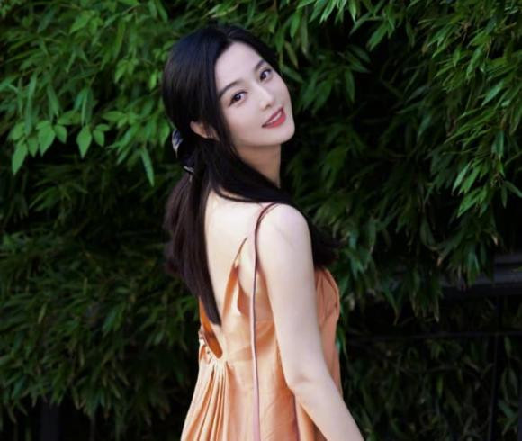 Ảnh 'đẫy đà' với đồ rộng khiến Phạm Băng Băng bị đồn mang thai - Hình 2 Anh 'day da' voi do rong khien Pham Bang Bang bi don mang thai-Hinh-2