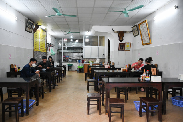 Hàng quán Hà Nội vắng khách khi số ca COVID-19 tăng kỷ lục Hang quan Ha Noi vang khach khi so ca COVID-19 tang ky luc