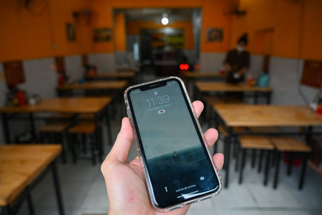 Hàng quán Hà Nội vắng khách khi số ca COVID-19 tăng kỷ lục - Hình 4 Hang quan Ha Noi vang khach khi so ca COVID-19 tang ky luc-Hinh-4