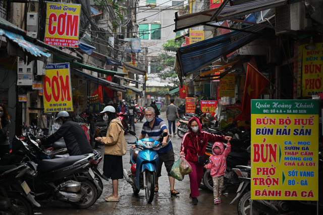 Hàng quán Hà Nội vắng khách khi số ca COVID-19 tăng kỷ lục - Hình 11 Hang quan Ha Noi vang khach khi so ca COVID-19 tang ky luc-Hinh-11