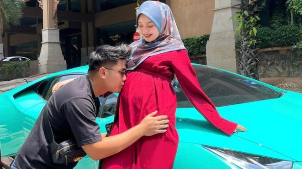 Chăm sóc vợ khi mang bầu, chồng được tặng Lamborghini ở Malaysia Cham soc vo khi mang bau, chong duoc tang Lamborghini o Malaysia