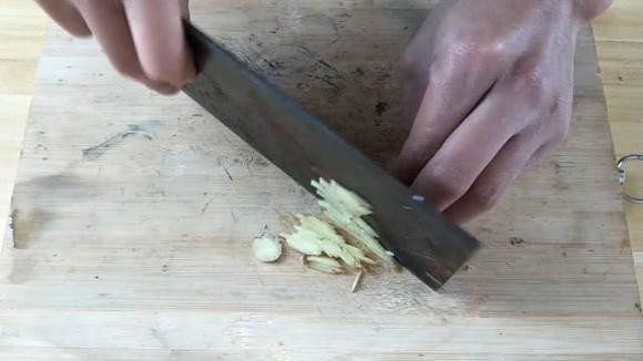 Trộn gừng, dầu gió theo cách này: Đẩy lùi mùi hôi khó chịu trong nhà - Hình 2 Tron gung, dau gio theo cach nay: Day lui mui hoi kho chiu trong nha-Hinh-2