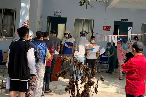 F0 không được ra khỏi nơi cách ly: Quy định một đằng, thực tế một nẻo F0 khong duoc ra khoi noi cach ly: Quy dinh mot dang, thuc te mot neo