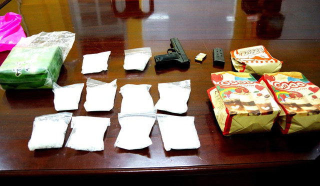 Bắt 1 thanh niên lận súng K54 vận chuyển 2 kg ma tuý - Hình 2 Bat 1 thanh nien lan sung K54 van chuyen 2 kg ma tuy-Hinh-2