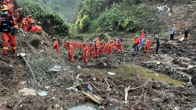 Máy bay rơi ở Trung Quốc có thể đã vỡ giữa không trung May bay roi o Trung Quoc co the da vo giua khong trung