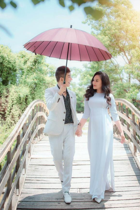 Bà xã Long Nhật lên sóng, nhan sắc mẹ 4 con chiếm spotlight - Hình 12 Ba xa Long Nhat len song, nhan sac me 4 con chiem spotlight-Hinh-12