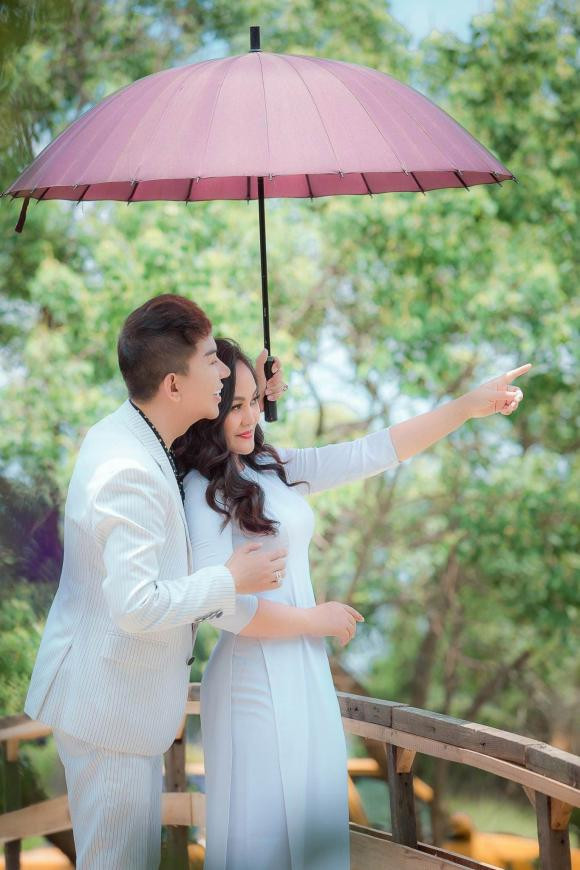 Bà xã Long Nhật lên sóng, nhan sắc mẹ 4 con chiếm spotlight - Hình 11 Ba xa Long Nhat len song, nhan sac me 4 con chiem spotlight-Hinh-11