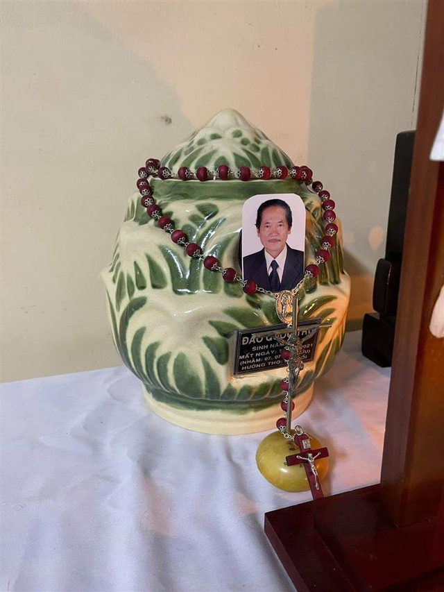 Tro cốt NSƯT Quốc Trụ về nhà, Hà Kiều Anh thông tin tang lễ - Hình 3 Tro cot NSUT Quoc Tru ve nha, Ha Kieu Anh thong tin tang le-Hinh-3