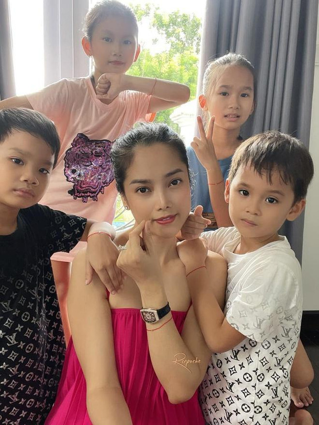 Gia đình Á hậu Thùy Giang có 7 người mắc COVID-19 ở TP.HCM Gia dinh A hau Thuy Giang co 7 nguoi mac COVID-19 o TP.HCM