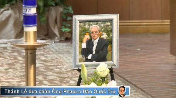 Hà Kiều Anh nén đau thương trong tang lễ NSƯT Đào Quốc Trụ Ha Kieu Anh nen dau thuong trong tang le NSUT Dao Quoc Tru