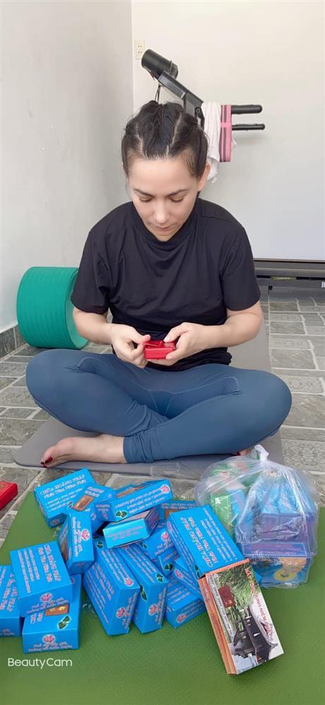 Thực hư Phi Nhung nhiễm COVID-19, là F0 mà đi muôn nơi - Hình 6 Thuc hu Phi Nhung nhiem COVID-19, la F0 ma di muon noi-Hinh-6