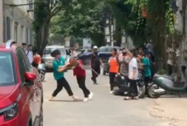 Vụ nữ sinh cấp 2 đánh nhau giữa đường: Do bị “tiết lộ chuyện yêu đương“ Vu nu sinh cap 2 danh nhau giua duong: Do bi “tiet lo chuyen yeu duong“