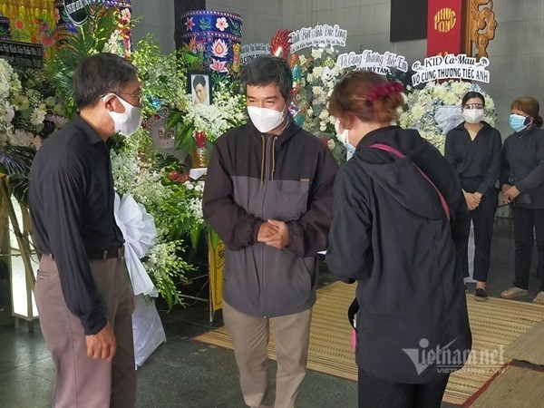 Bố mẹ tiều tụy túc trực tang lễ người mẫu Đức Long - Hình 2 Bo me tieu tuy tuc truc tang le nguoi mau Duc Long-Hinh-2