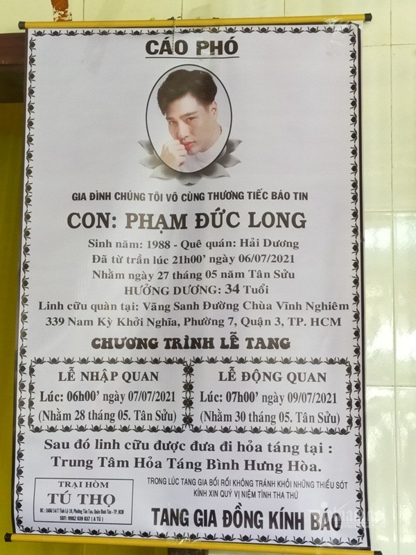 Bố mẹ tiều tụy túc trực tang lễ người mẫu Đức Long Bo me tieu tuy tuc truc tang le nguoi mau Duc Long
