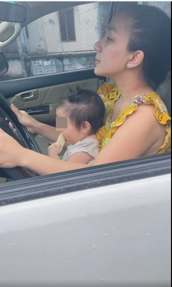 Vợ Lê Dương Bảo Lâm bị chỉ trích để con ngồi ghế lái ô tô - Hình 2 Vo Le Duong Bao Lam bi chi trich de con ngoi ghe lai o to-Hinh-2