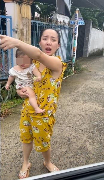 Vợ Lê Dương Bảo Lâm bị chỉ trích để con ngồi ghế lái ô tô Vo Le Duong Bao Lam bi chi trich de con ngoi ghe lai o to