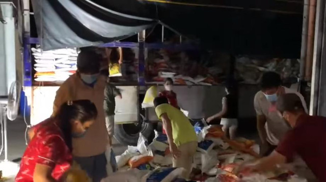Công Vinh than "đời bất công" khi giúp Thủy Tiên từ thiện - Hình 2 Cong Vinh than