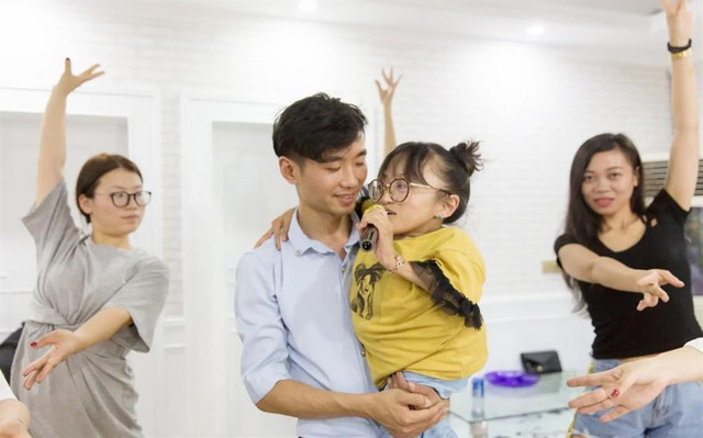 Cô gái cao 68cm lấy chồng điển trai 1m68 Co gai cao 68cm lay chong dien trai 1m68
