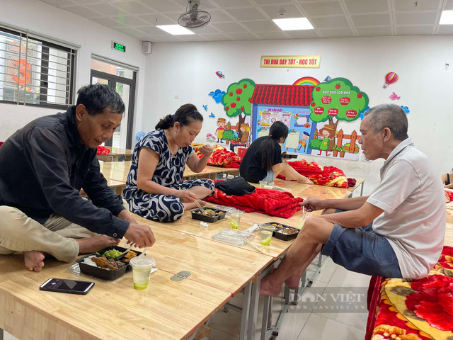 Bữa cơm đoàn tụ của gia đình ở Hà Nội đi tránh bão Yagi - Hình 5 Bua com doan tu cua gia dinh o Ha Noi di tranh bao Yagi-Hinh-5
