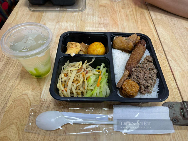 Bữa cơm đoàn tụ của gia đình ở Hà Nội đi tránh bão Yagi - Hình 2 Bua com doan tu cua gia dinh o Ha Noi di tranh bao Yagi-Hinh-2