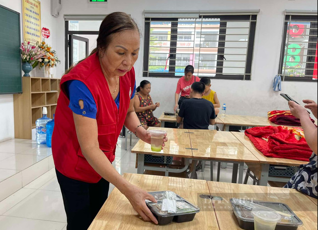 Bữa cơm đoàn tụ của gia đình ở Hà Nội đi tránh bão Yagi - Hình 3 Bua com doan tu cua gia dinh o Ha Noi di tranh bao Yagi-Hinh-3