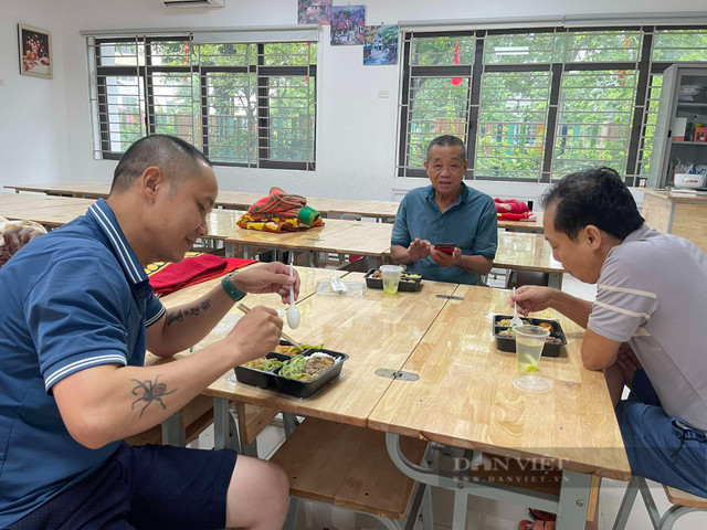 Bữa cơm đoàn tụ của gia đình ở Hà Nội đi tránh bão Yagi - Hình 4 Bua com doan tu cua gia dinh o Ha Noi di tranh bao Yagi-Hinh-4