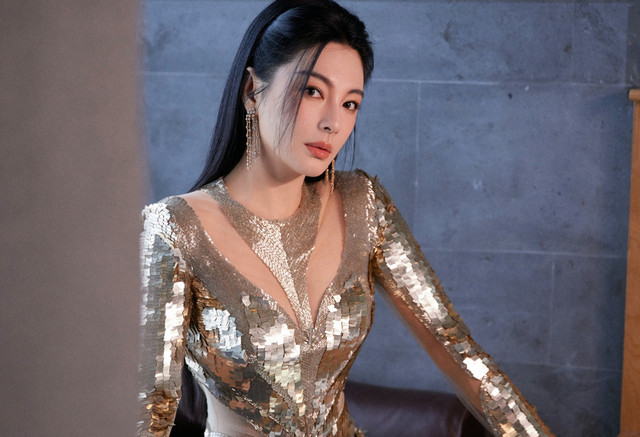 Chân dung mỹ nhân khiến giới giải trí Trung Quốc chao đảo - Hình 3 Chan dung my nhan khien gioi giai tri Trung Quoc chao dao-Hinh-3