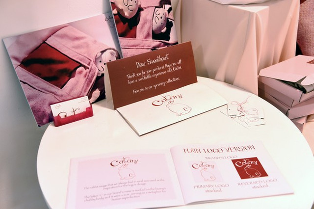 Nữ sinh Gen Z tạo thương hiệu thời trang từ đĩa CD, di động cũ - Hình 3 Nu sinh Gen Z tao thuong hieu thoi trang tu dia CD, di dong cu-Hinh-3