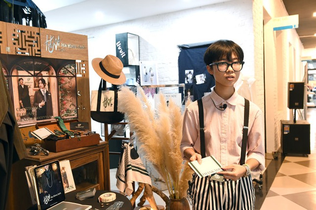 Nữ sinh Gen Z tạo thương hiệu thời trang từ đĩa CD, di động cũ - Hình 8 Nu sinh Gen Z tao thuong hieu thoi trang tu dia CD, di dong cu-Hinh-8