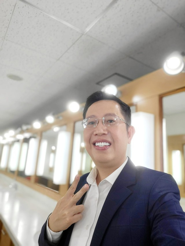 Lộ gia thế 'khủng' của nam MC gây bão với bảng điểm toàn 9, 10 Lo gia the 'khung' cua nam MC gay bao voi bang diem toan 9, 10
