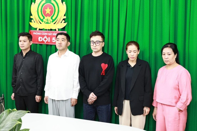Bắt khẩn cấp ông chủ nhà hàng nuôi 180 tiếp viên nữ sẵn sàng "đi khách" - Hình 2 Bat khan cap ong chu nha hang nuoi 180 tiep vien nu san sang