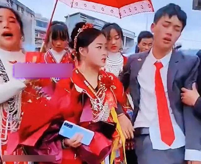 Trong ngày cưới, chú rể khóc lả đi vì lưu luyến gia đình Trong ngay cuoi, chu re khoc la di vi luu luyen gia dinh
