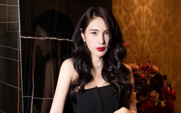 Ca sĩ Thủy Tiên lạc lõng khi xuất hiện tại sự kiện? - Hình 3 Ca si Thuy Tien lac long khi xuat hien tai su kien?-Hinh-3